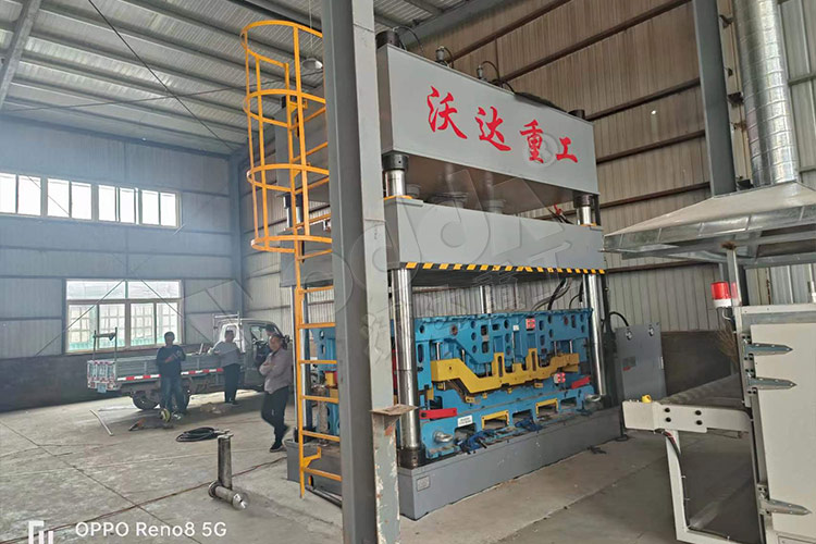 315吨汽车内饰件液压机客户现场 315吨汽车内饰件液压机客户现场