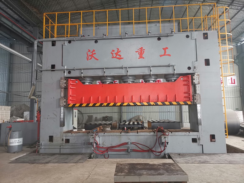 2000吨龙门液压机客户现场